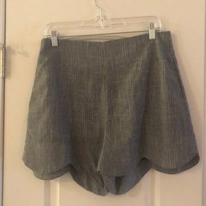 Grey/White twill scallop cut short